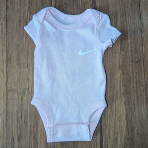 Nike Pink Baby girl one piece bodysuit in Newborn